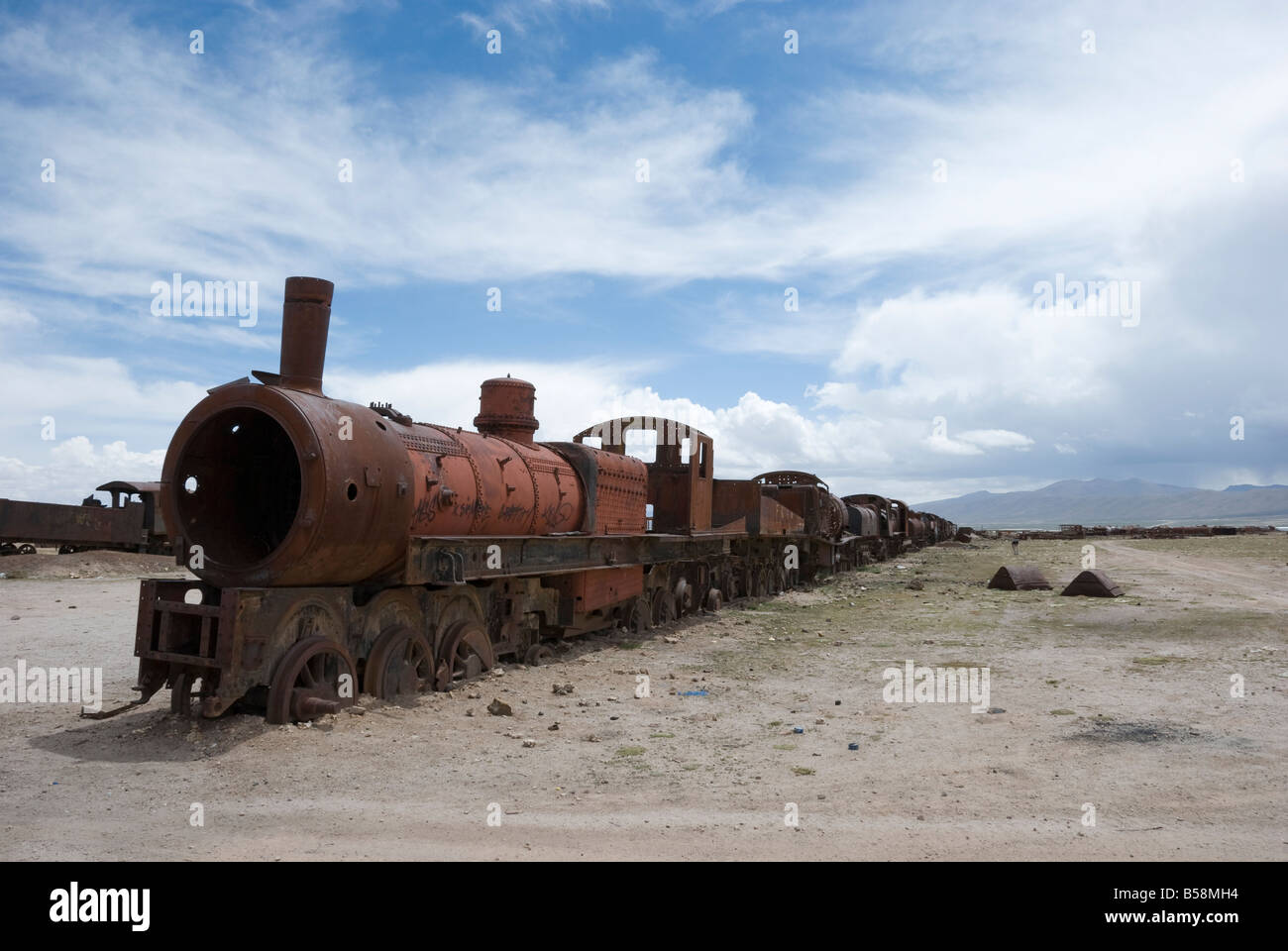 Verrostete Maschinen Würfe die Landschaft auf dem Zug Friedhof von Uyuni, Bolivien Stockfoto