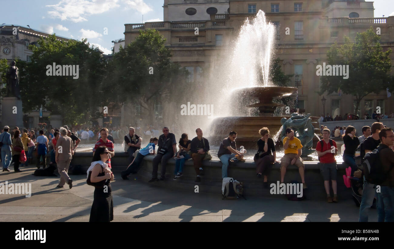 Menschenmassen auf dem Trafalgar Square ansehen die Auftaktetappe der Tour de France-London Stockfoto