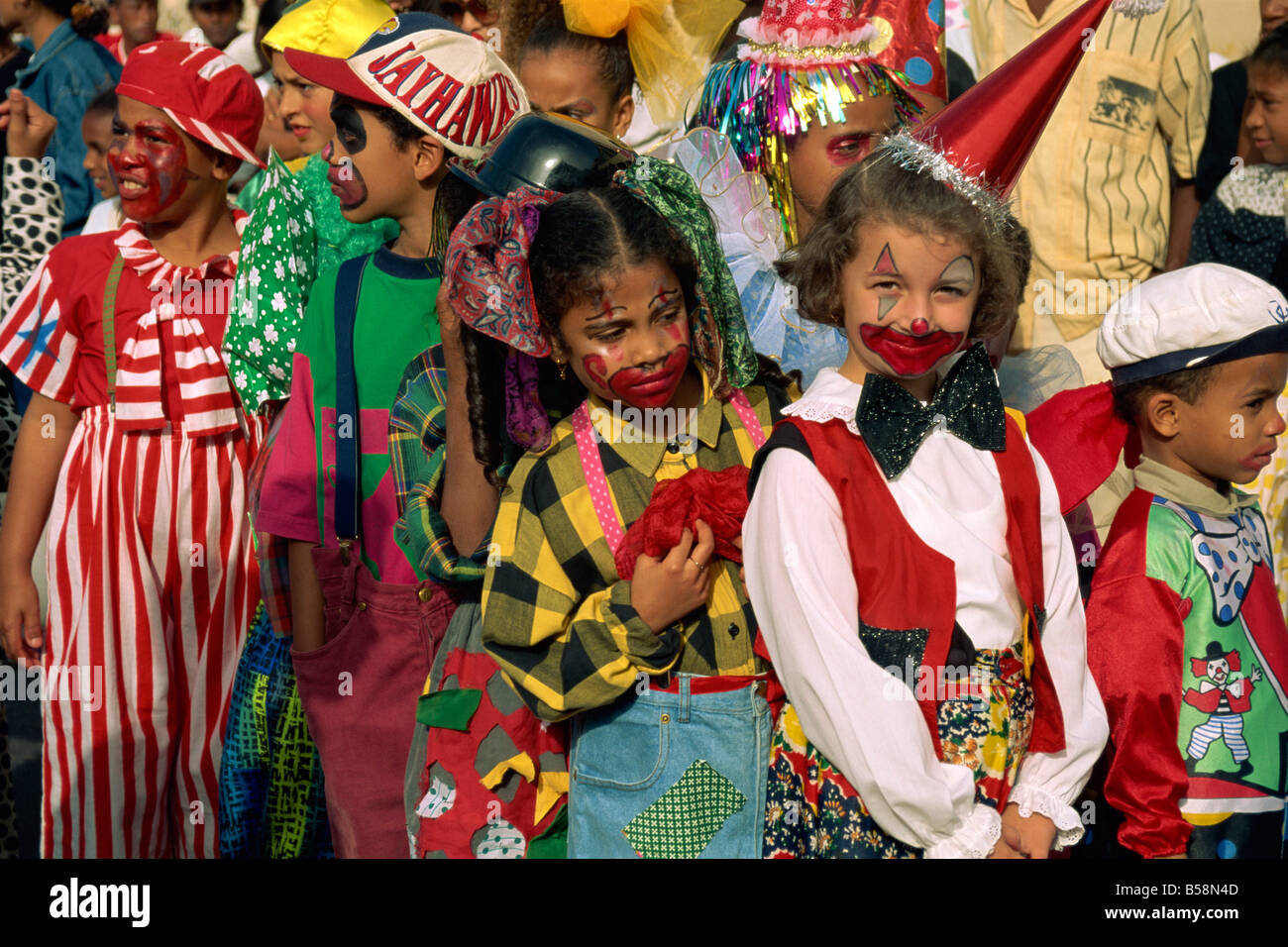 Porträt von Kindern mit aufgemalten Gesichtern während der Fastnacht-Festival in der Stadt Mindelo auf Sao Vicente Insel Kap Verde Stockfoto