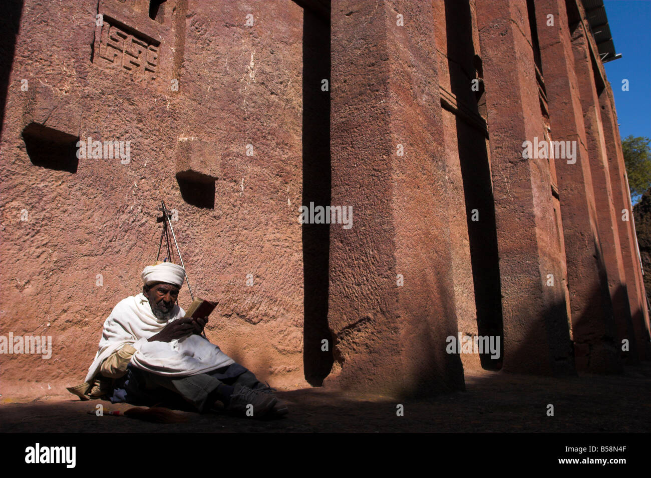 Alter Mann tragen traditionelle Gabi (weißes Tuch), monolithische Kirche von Bet Medhane Alem Lalibela, Äthiopien Stockfoto