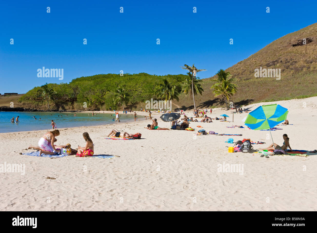 Anakena Strand, weißen Sandstrand der Insel, gesäumt von Palmen, Rapa Nui (Osterinsel), Chile, Südamerika Stockfoto