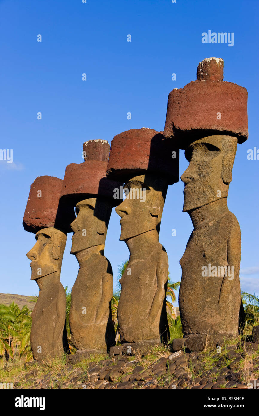 Anakena Strand, monolithischen riesigen Moai Steinstatuen von Ahu Nau Nau, vier davon Topknots, Rapa Nui (Osterinsel), Chile haben Stockfoto