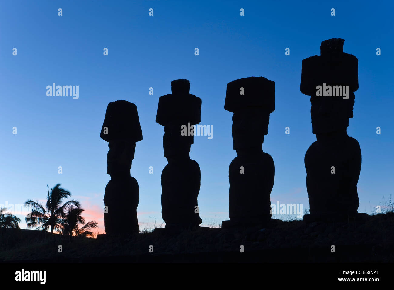 Anakena Strand, Moai Statuen von Ahu Nau Nau, vier davon Topknots, Rapa Nui, Chile haben Stockfoto
