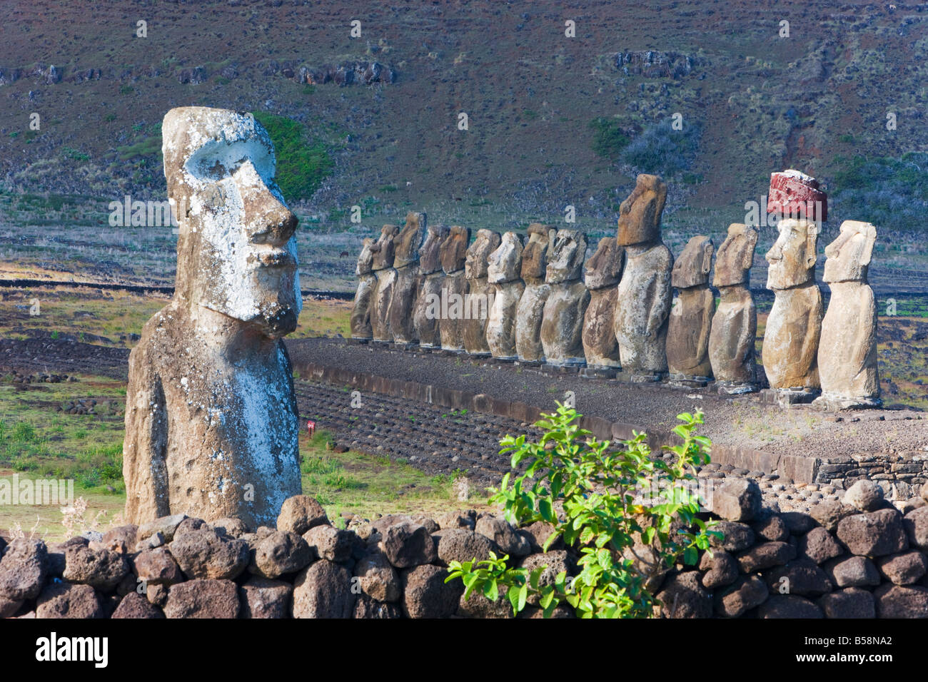 Ahu Tongariki, ist die größte Ahu auf der Insel, Tongariki eine Reihe von 15 riesigen steinernen Moai Statuen, Rapa Nui (Osterinsel), Chile Stockfoto