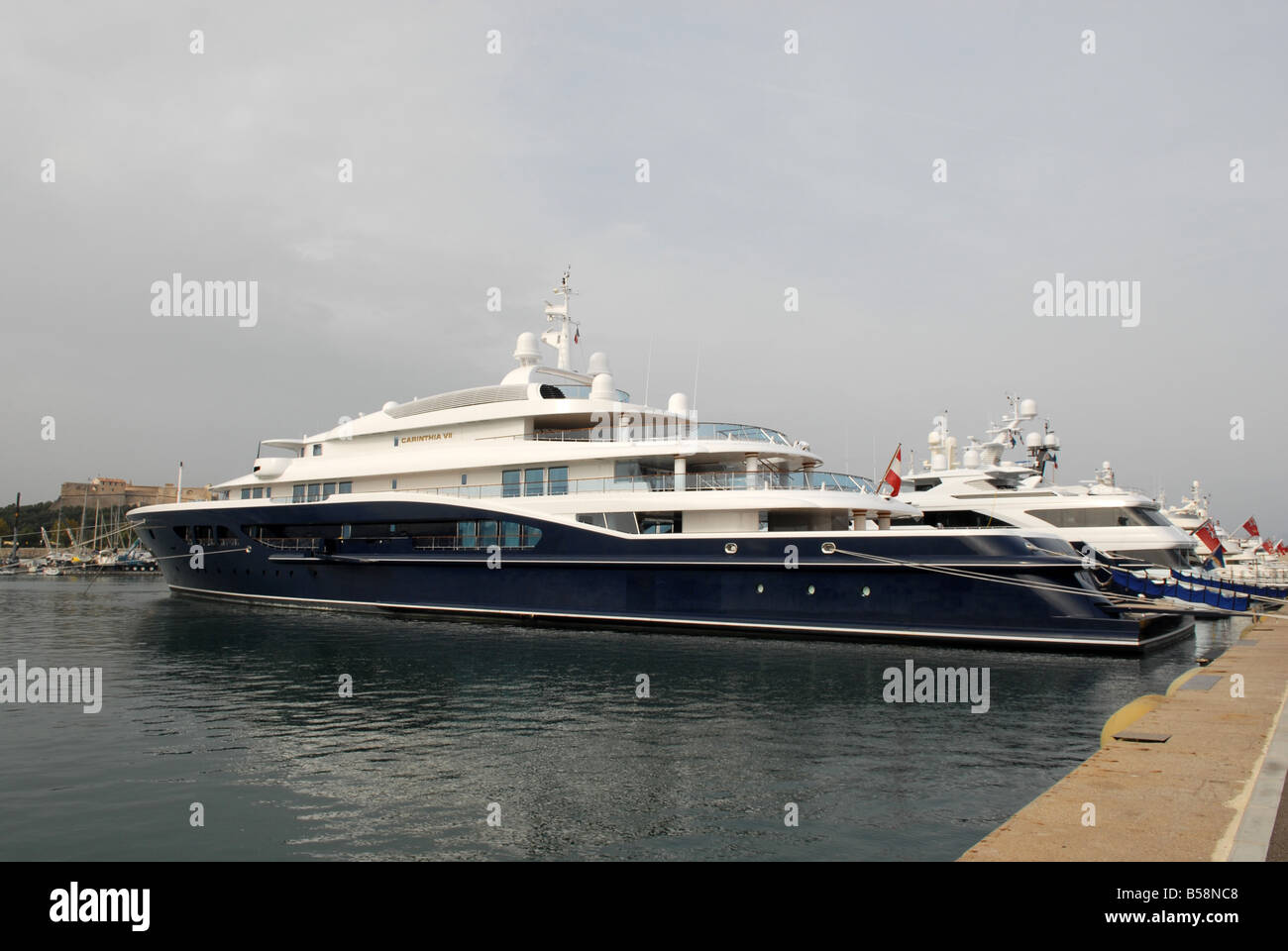 Eine teure Yacht ankern in Antibes, Frankreich Stockfoto