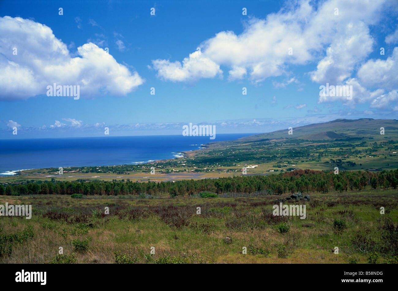 Mit Blick auf Stadt-Flughafen Hanga Roa und Südamerika Westküste Osterinsel Chile Stockfoto
