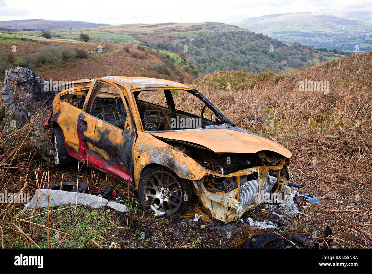 Ausgebrannt gedumpten Auto auf Berg Hügel zerstört durch Freude Reiter Blaenavon Wales UK Stockfoto