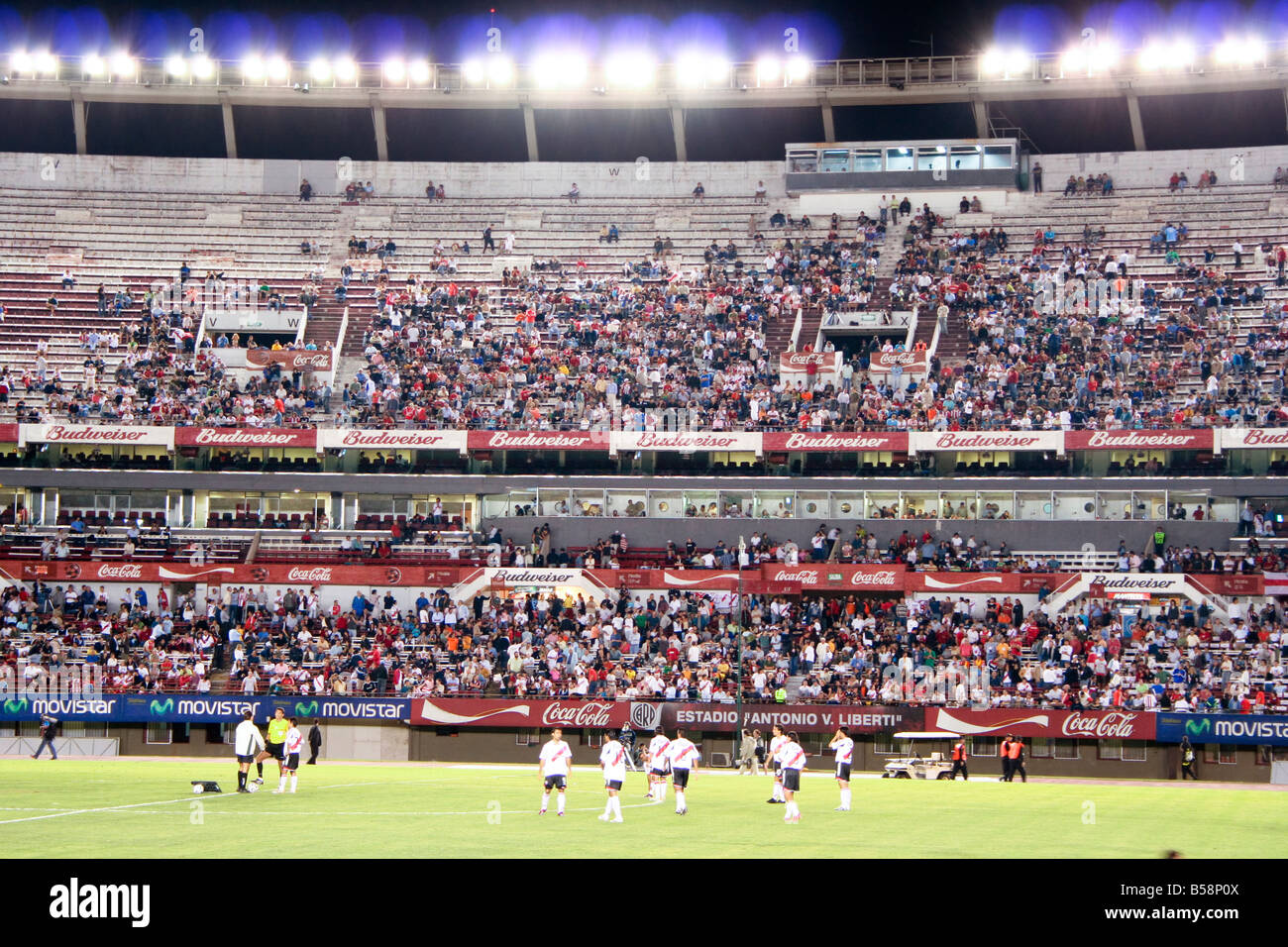 Zuschauer im Fußballstadion Estadio Monumental Antonio Vespucio Liberti Buenos Aires-Argentinien-Südamerika Stockfoto