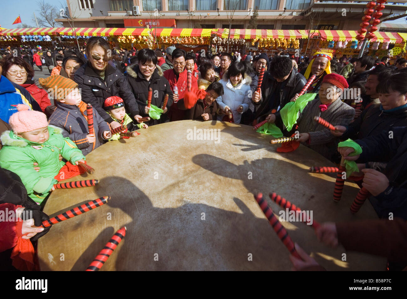 Eine Menge Leute, die Trommeln auf Changdian Street Fair während Chinese New Year, Frühlingsfest, Beijing, China Stockfoto