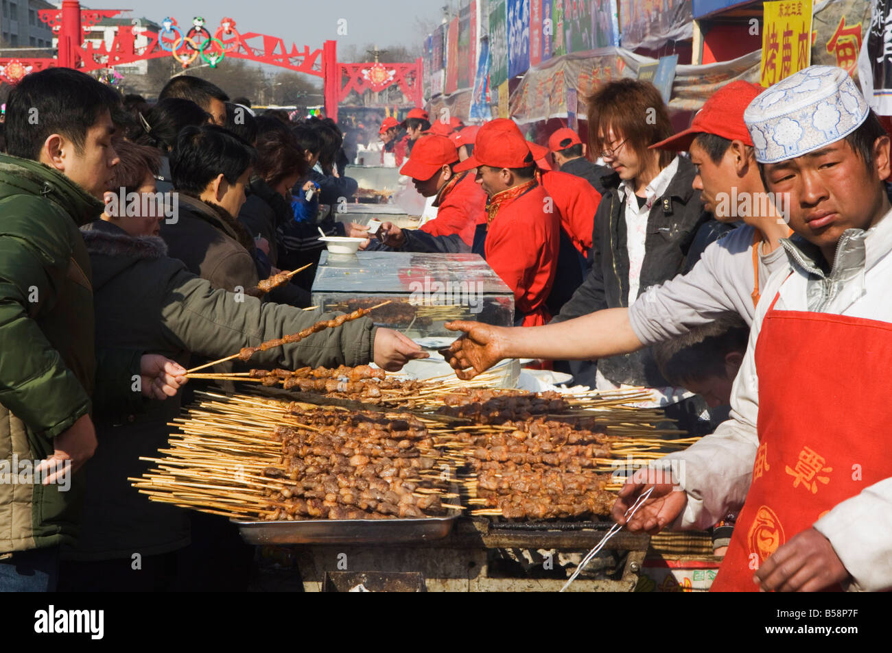 Essensstände Verkauf Fleisch Stöcke an Changdian Street Fair während Chinese New Year, Frühlingsfest, Beijing, China Stockfoto
