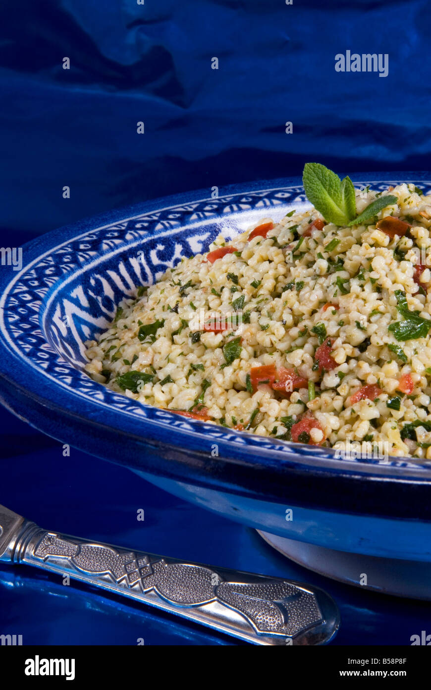 Arabisches Essen, Tabuleh, Burghul mit Minze, Tomaten, Zitrone, Petersilie, Olivenöl, Naher Osten Stockfoto