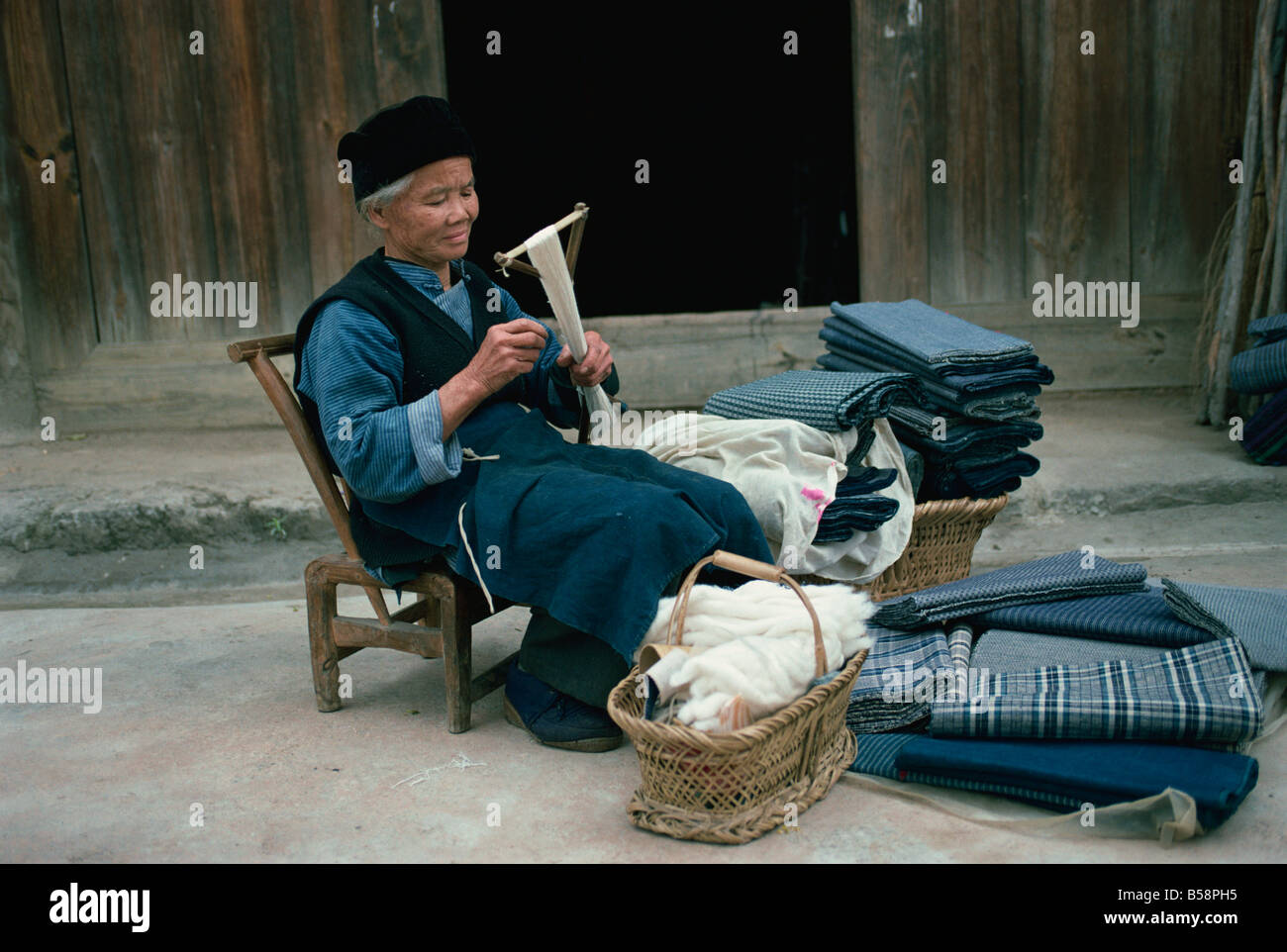 Bouyei Weaver Wicklung handgesponnene Baumwolle Guizhou China Asien Stockfoto