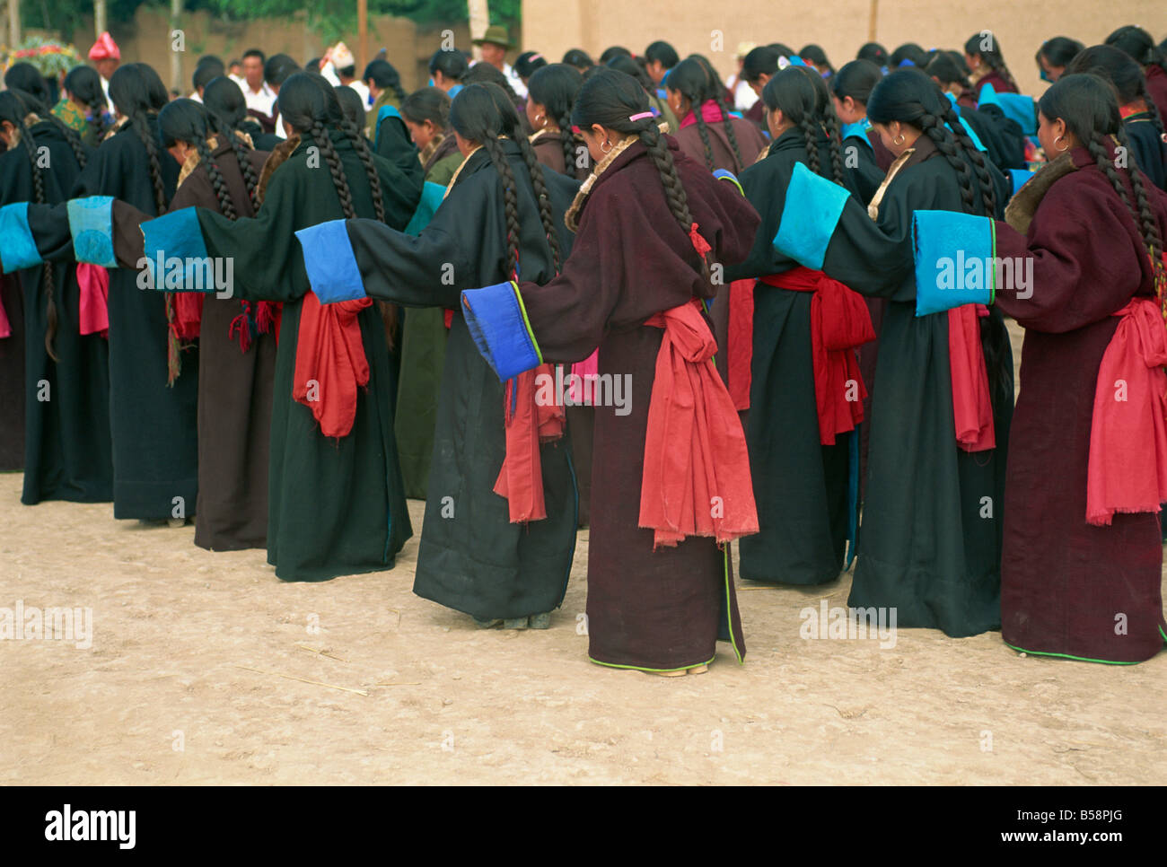 Tibetische Frauen tanzen während weltliche Festival Tongren Qinghai China Asien Stockfoto