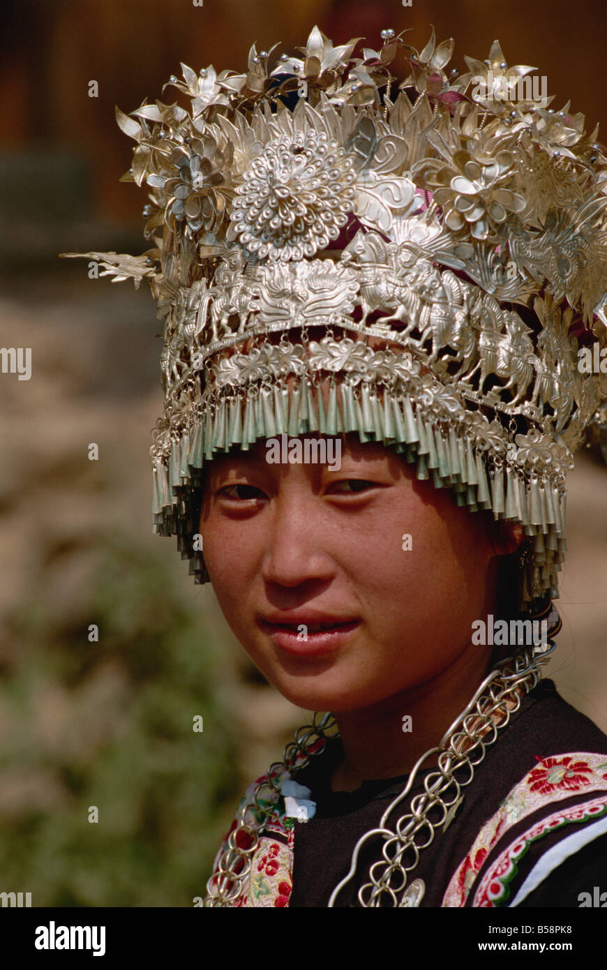 Silberne Kopfschmuck getragen von Miao Mädchen Fanpai Guizhou China Asien Stockfoto