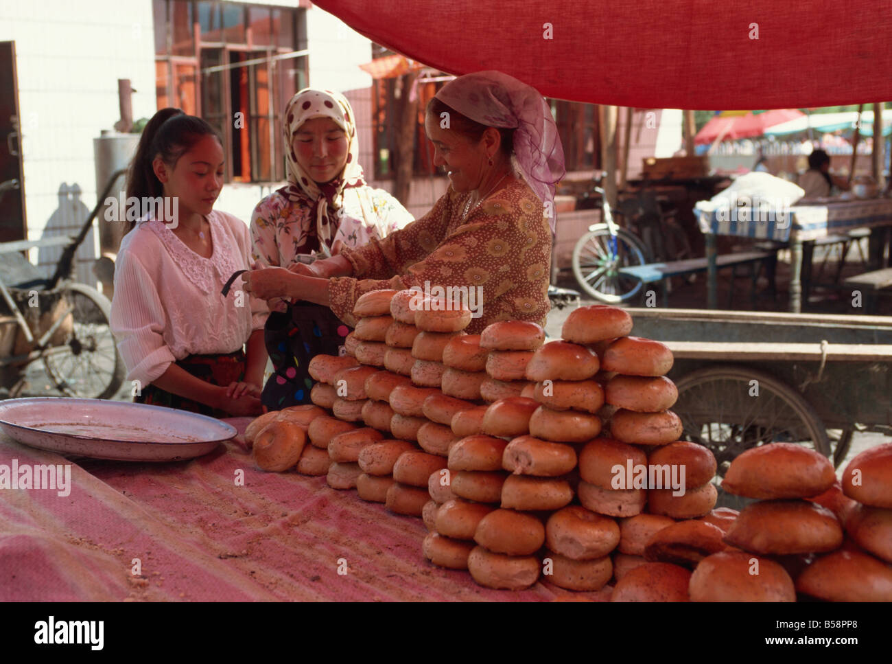 Uiguren verkaufen Brot Yining Xinjiang China Asien Stockfoto