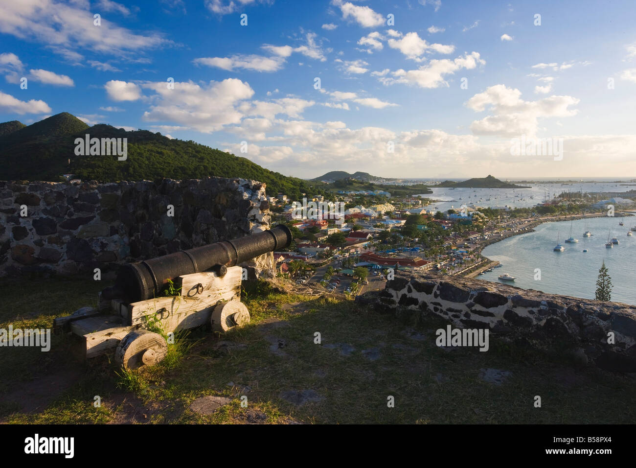 Erhöhten Blick auf die französische Stadt Marigot von Fort St. Louis, St. Martin, Leeward-Inseln, West Indies, Karibik Stockfoto