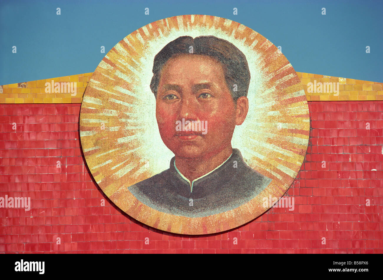 Foto eines Mosaik-Porträt von Mao auf die Fassade des Neubaus der ersten Normalschule Hunan, Changsha, Hunan, China Stockfoto