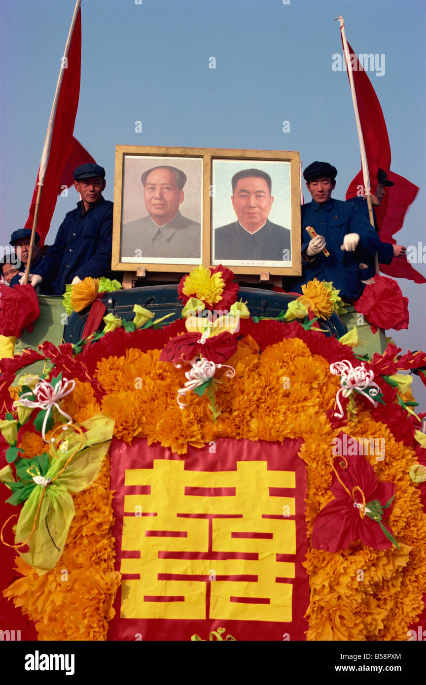 1960er Jahre Foto eines LKW dekoriert mit Porträts von Hua Kuo-Feng und Mao Tse Tung während festliche Parade, Peking, China Stockfoto