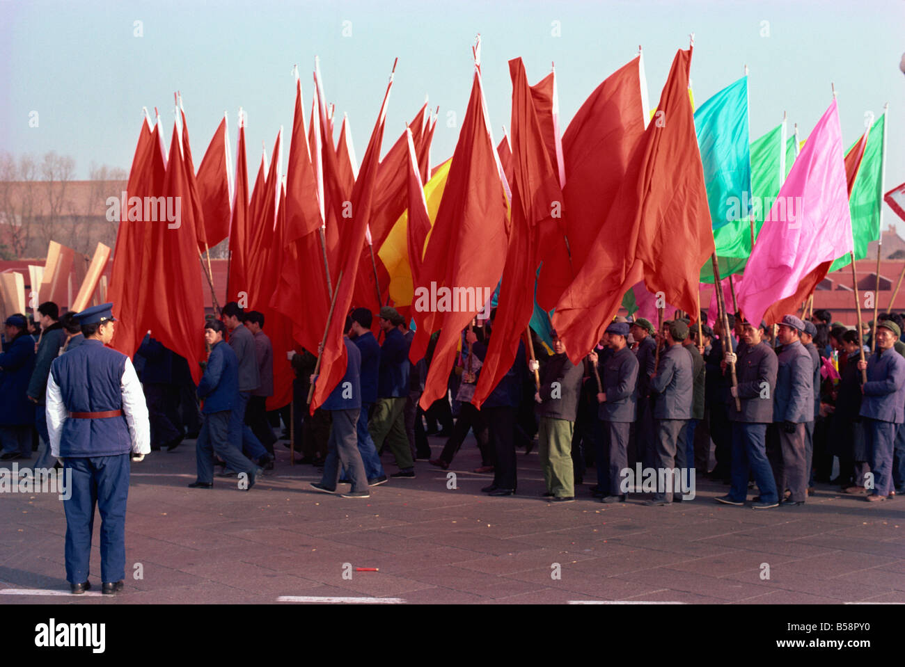 Foto aufgenommen in den 1960er Jahren eine festliche Parade auf dem Tiananmen-Platz, Peking, China Stockfoto