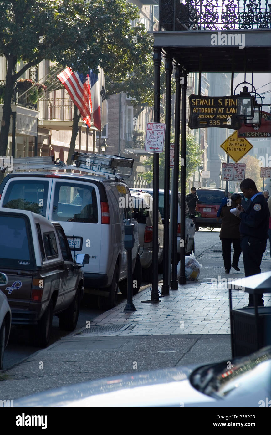 Amerikanische Balkon Ziegel können Auto Stadt Spalte Flagge Gas Haube Eisen Leuchten m New Orleans Parkplatz Fertiger Fußgänger Polizei Landschaft Sid Stockfoto