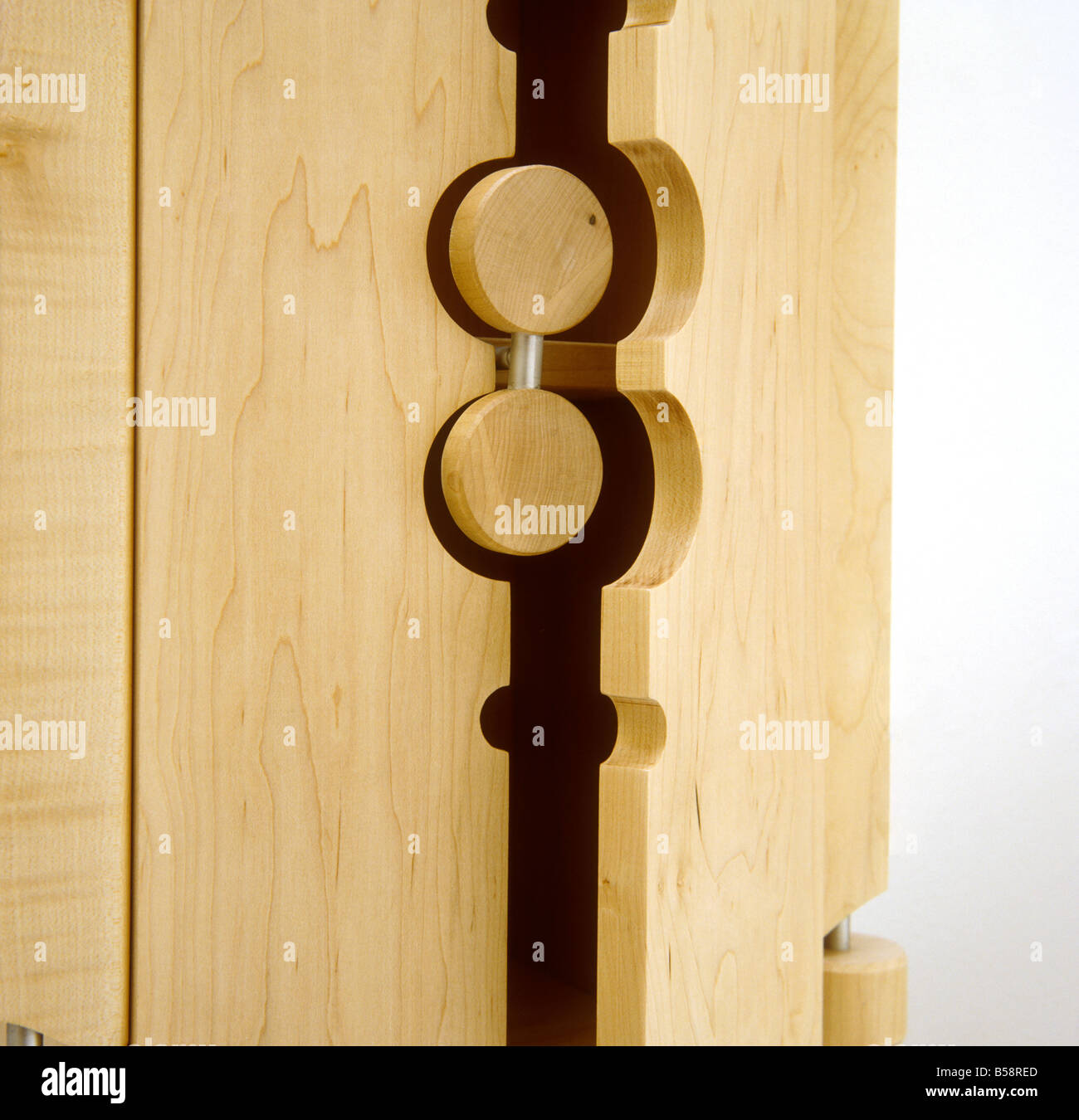 Innovatives Möbeldesign Ahorn-Wand-Ablage von Jane Ralphs Detail der Befestigung Stockfoto