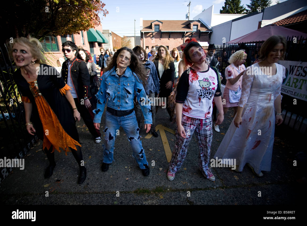 Am 25. Jahrestag des Jacksons Thriller video sammeln Seattle Zombies im Occidental Park um eine Thriller-Tanz-Veranstaltung. Stockfoto