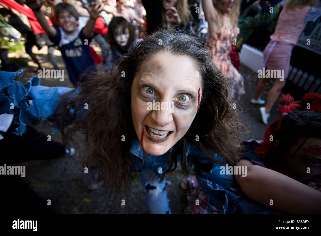 Am 25. Jahrestag des Jacksons Thriller video sammeln Seattle Zombies im Occidental Park um eine Thriller-Tanz-Veranstaltung. Stockfoto