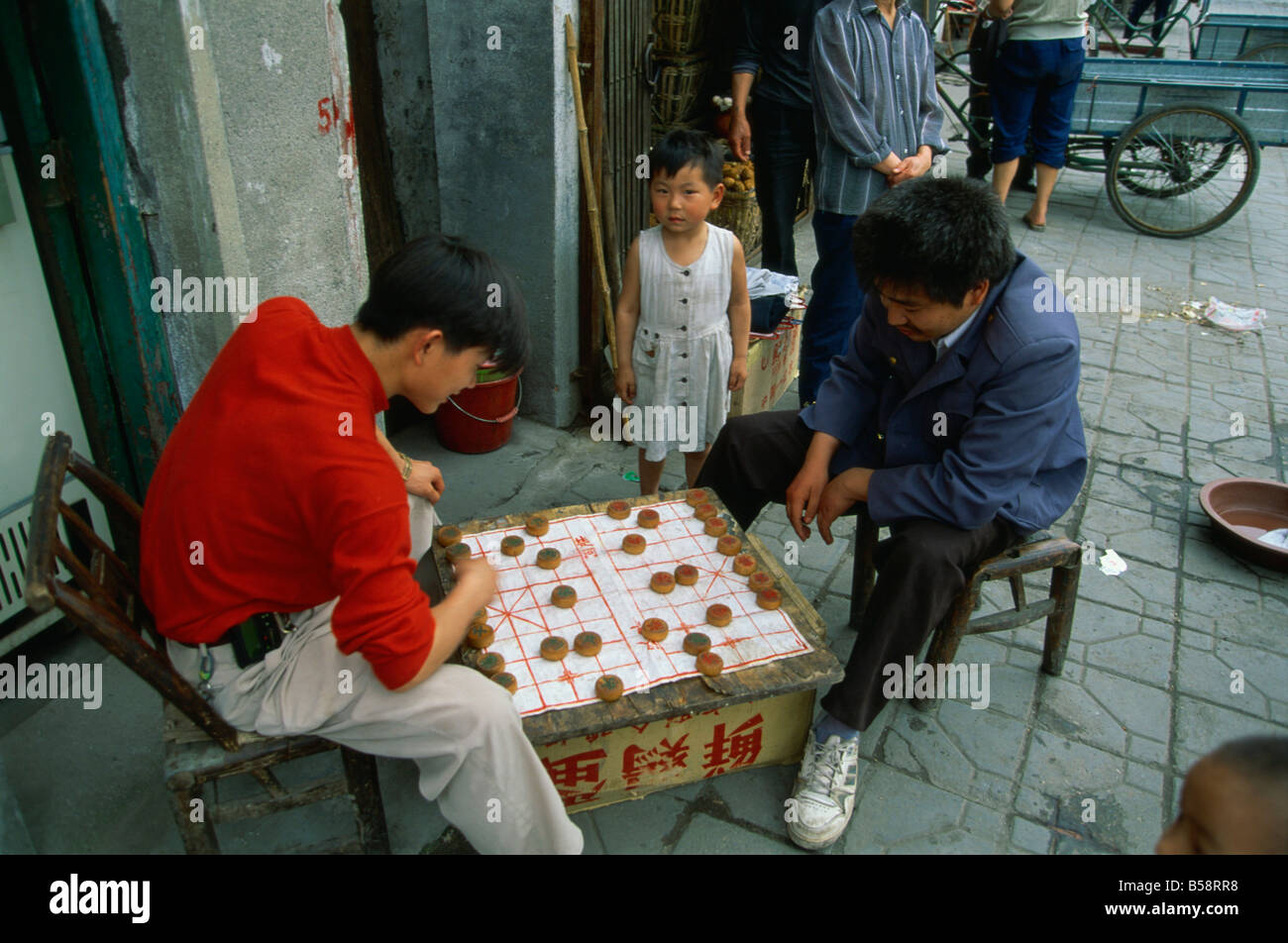 Männer spielen chinesische Spielsteine in Yichang, Hubei, China Stockfoto