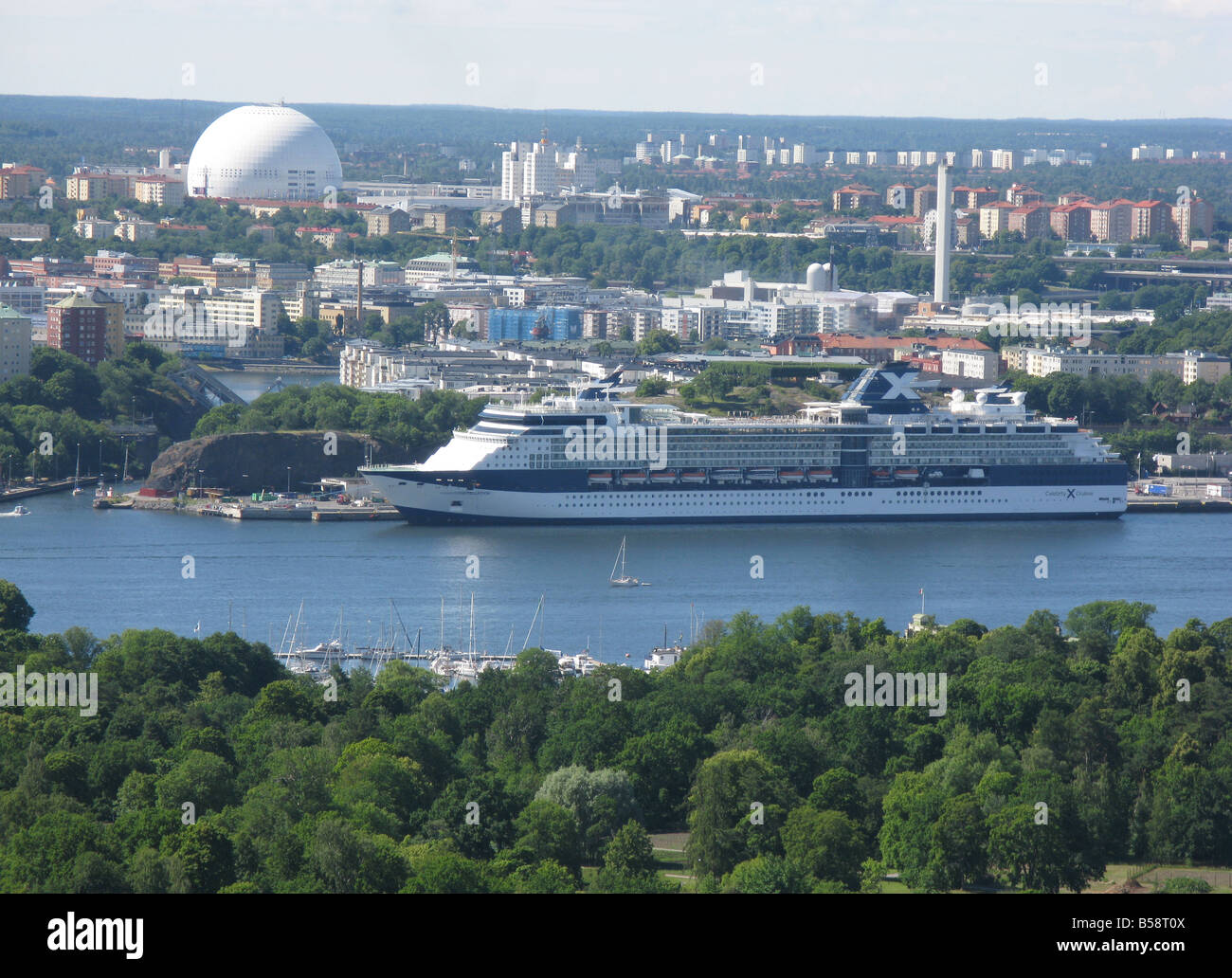 Blick vom Djurgården in Richtung Södermalm mit der Globe Arena, Stockholm Stockfoto