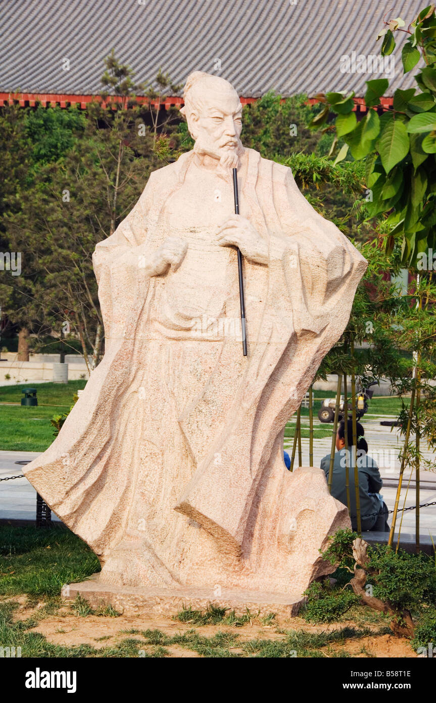 Eine Statue von Wang Wei, 701-761, der poetischen Buddha der großen Tang, an der Big Goose Pagoda Park, Xian Stadt, Provinz Shaanxi, China Stockfoto