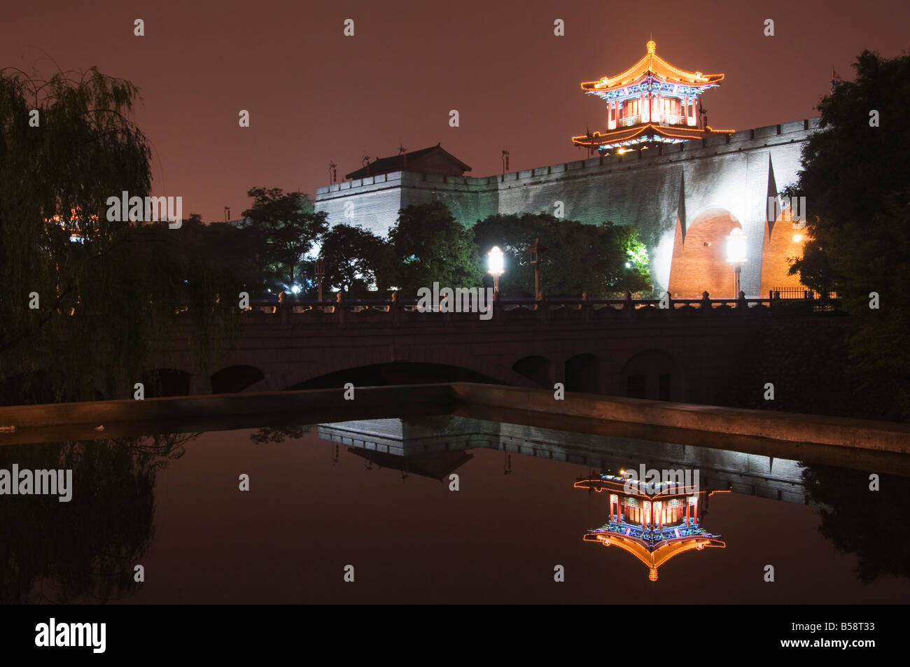 Wand und beobachten Stadtturm spiegelt sich im Wasser, Hongwu der erste Kaiser der Ming-Dynastie, Xian Stadt, Provinz Shaanxi, China Stockfoto