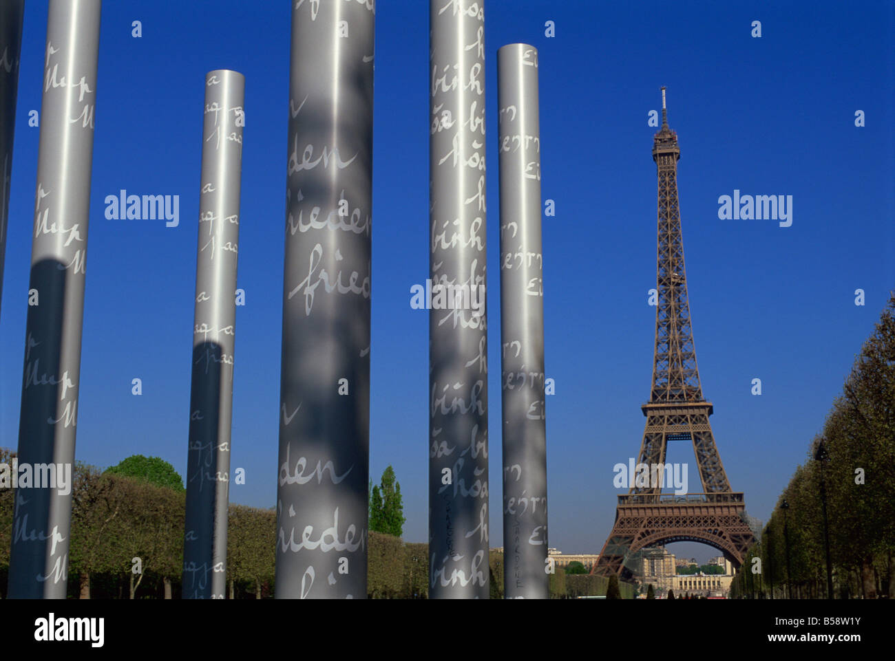 Le Mur pour la Paix Wand des Friedens und der Eiffel Turm Parc du Champ de Mar Paris Frankreich Europa Stockfoto