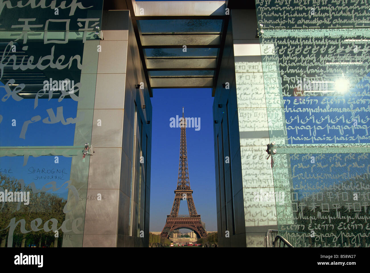 Le Mur pour la Paix Wand des Friedens und der Eiffel Turm Parc du Champ de Mar Paris Frankreich Europa Stockfoto