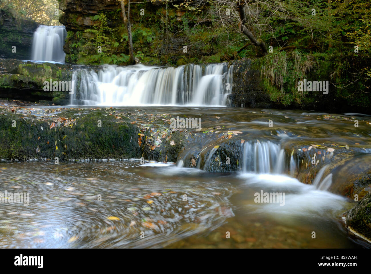 Sgwd Isaf Ddwli untere Ddwli fällt auf die Afon Nedd Fechan im Brecon Beacons National Park Stockfoto