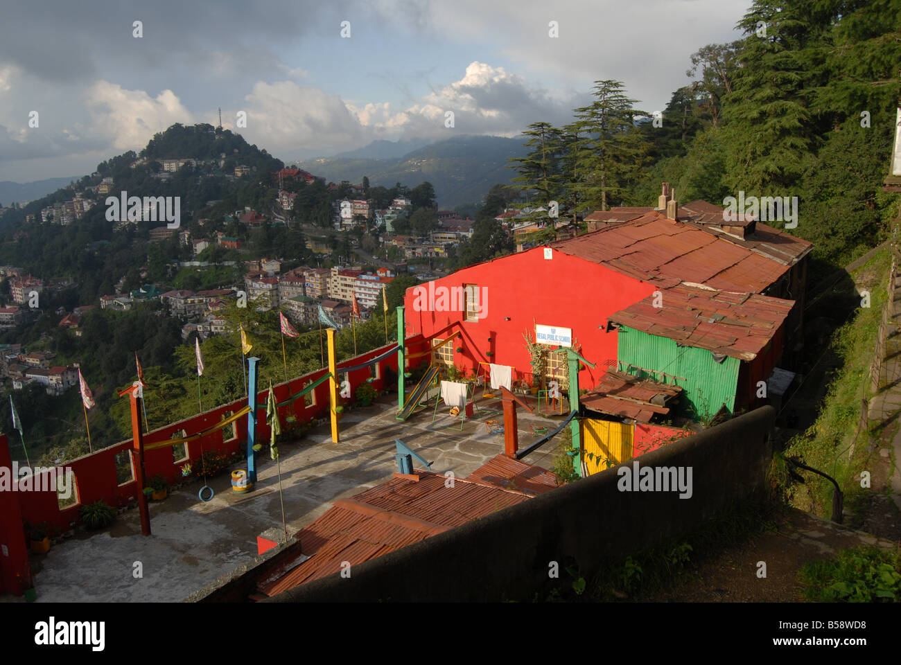 Ein Haus gemalt in leuchtenden Farben in der Sonne in Simla - ein Hügel-Station in Himachal Pradesh, Nordindien, Asien Stockfoto