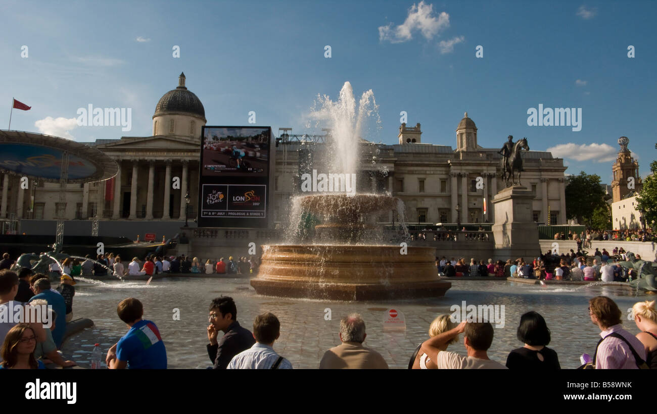 Menschenmassen auf dem Trafalgar Square ansehen die Auftaktetappe der Tour de France-London Stockfoto