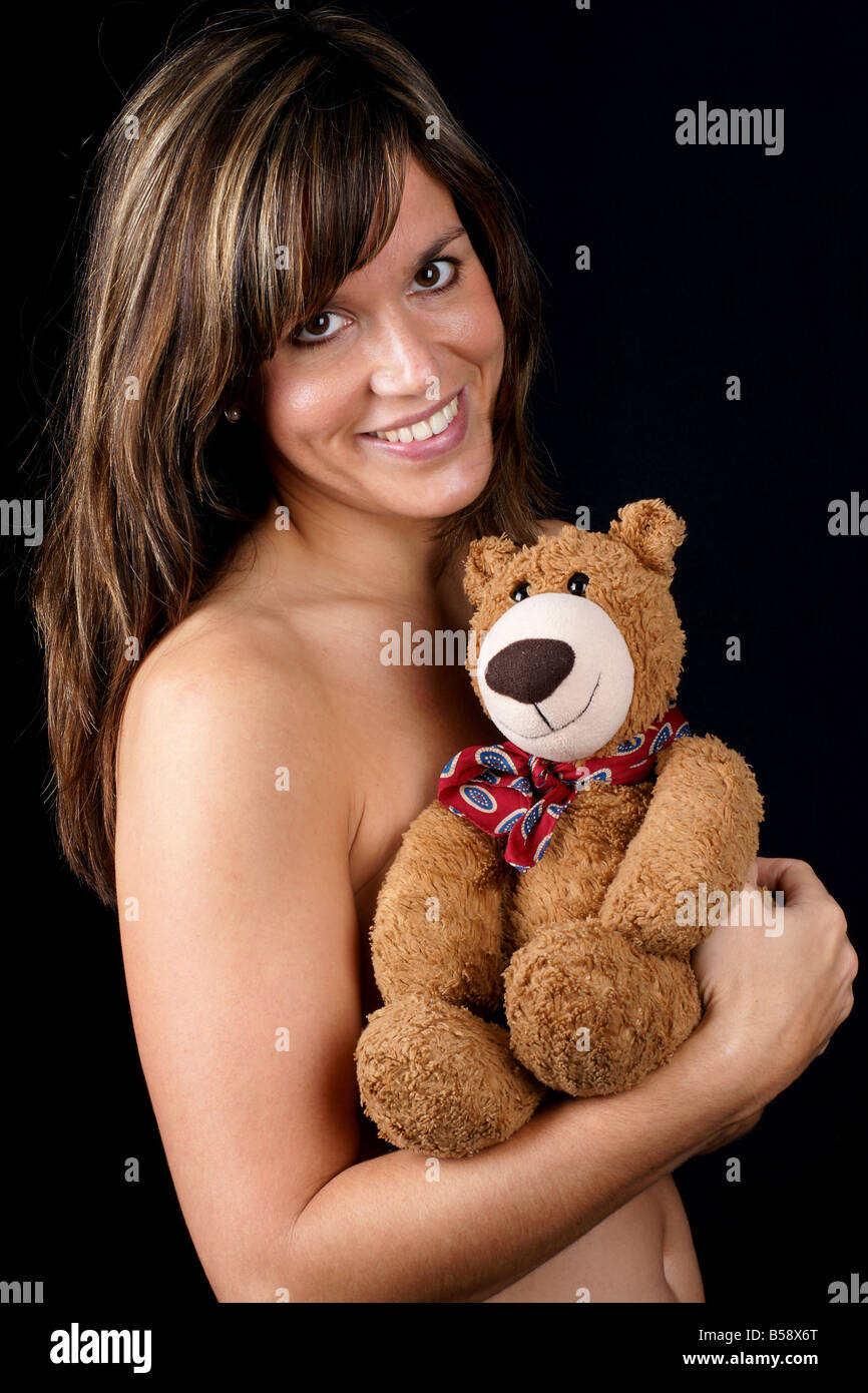 schöne Frau und Teddy Bär - Konzept für die Sehnsucht, ein Kind zu bekommen Stockfoto