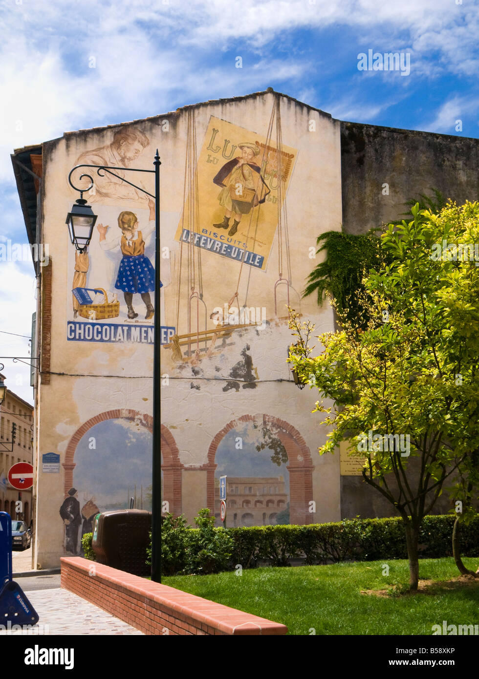 Vintage französischen Werbeplakate gemalt als Straßenkunst Wandbild in Moissac Tarn et Garonne Frankreich Europa Stockfoto