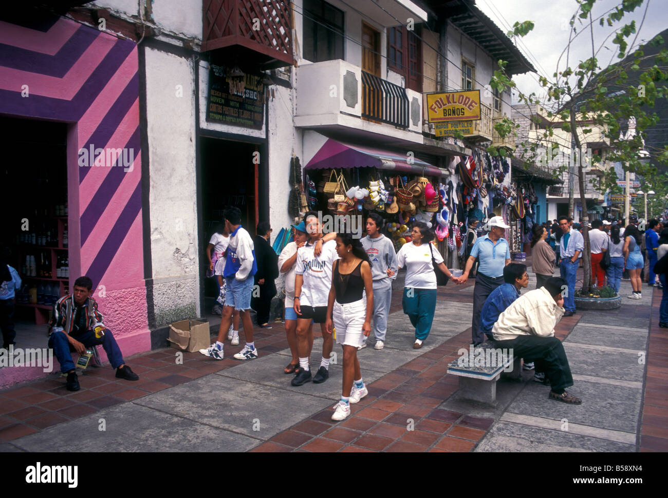Ecuadorans ecuadorianischen Volk Shopper Shopping in der Hauptstadt von Banos in der Provinz Tungurahua in Ecuador Südamerika Stockfoto