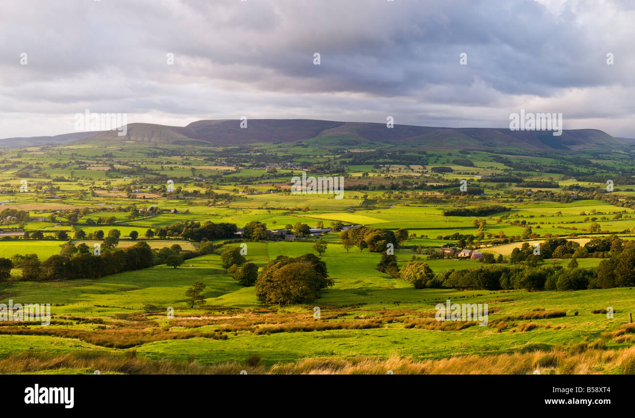 Blick über das Ribble-Tal in Richtung der Trog von Bowland von Jeffrey Hill Longridge Stockfoto