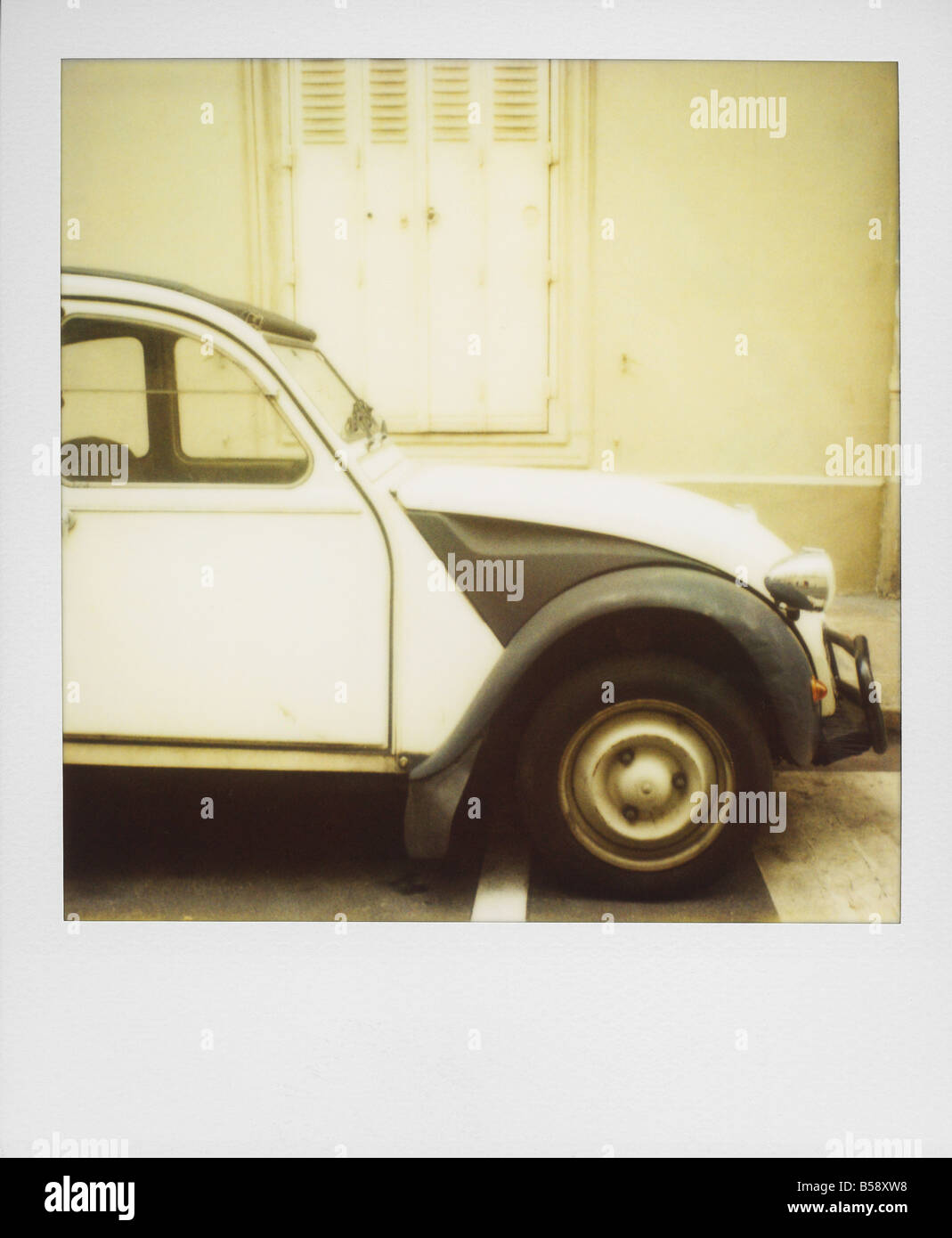 Polaroid von alten schwarz-weiß Citroen 2CV geparkt auf Straße Paris Frankreich Europa Stockfoto