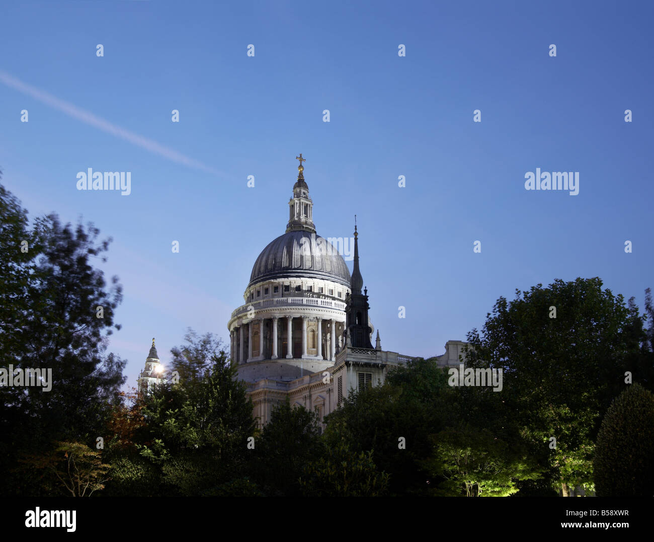 St Pauls Cathedral bei Dämmerung oder Nacht in London England Großbritannien UK Stockfoto