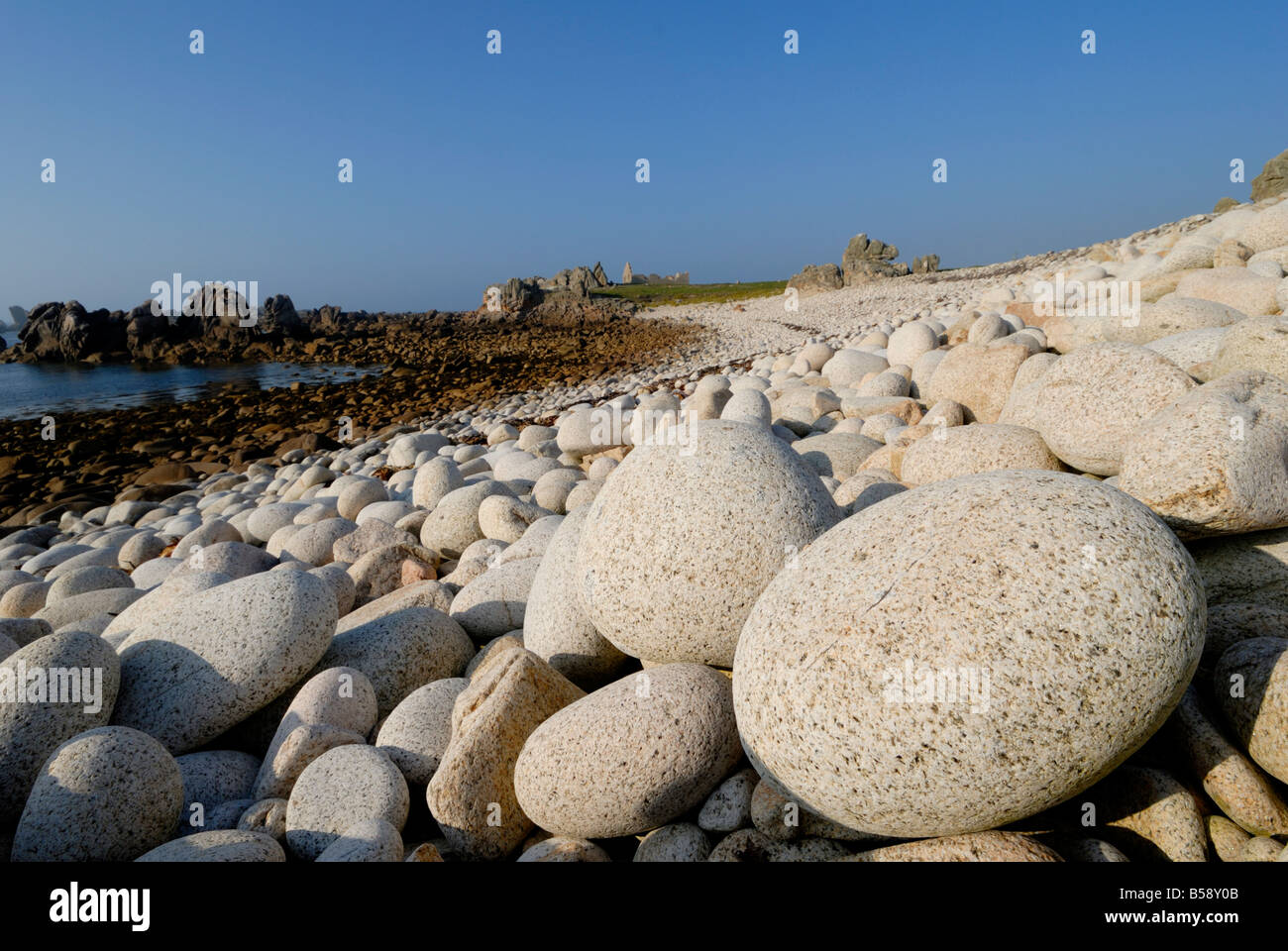 Boulder Beach und Ruine, Insel Ouessant (Ile d'Ouessant), Bretagne, Frankreich, Europa Stockfoto