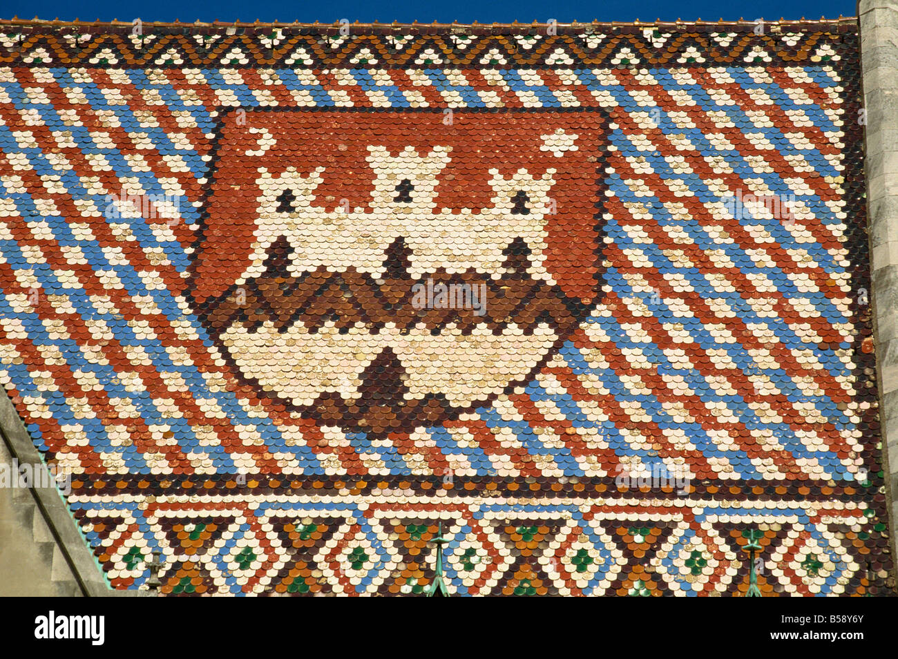 Wappen auf glasierten Fliesen Dach St Mark s Kirche Zagreb Kroatien Europa Stockfoto