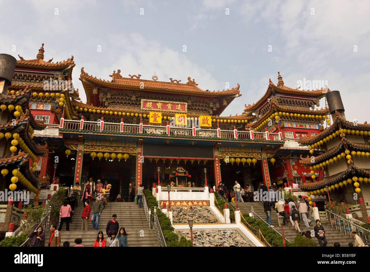 Gläubige beten während Chinese New Year eine taiwanesische chinesisch-buddhistischen Tempel, Kaohsiung, Taiwan, Republik China (ROC) Stockfoto