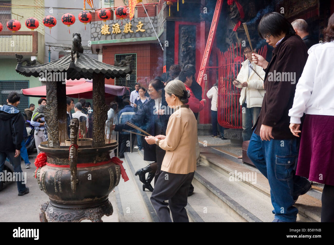 Gläubige beten während Chinese New Year eine taiwanesische chinesisch-buddhistischen Tempel, Kaohsiung, Taiwan, Republik China (ROC) Stockfoto