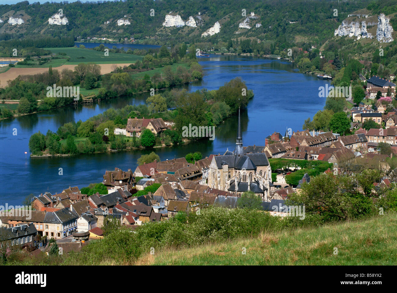 Die Stadt und Kirche von Petit Andely Teil von Les Andelys an der Seine in Haute Normandie Frankreich G Thouvenin Stockfoto