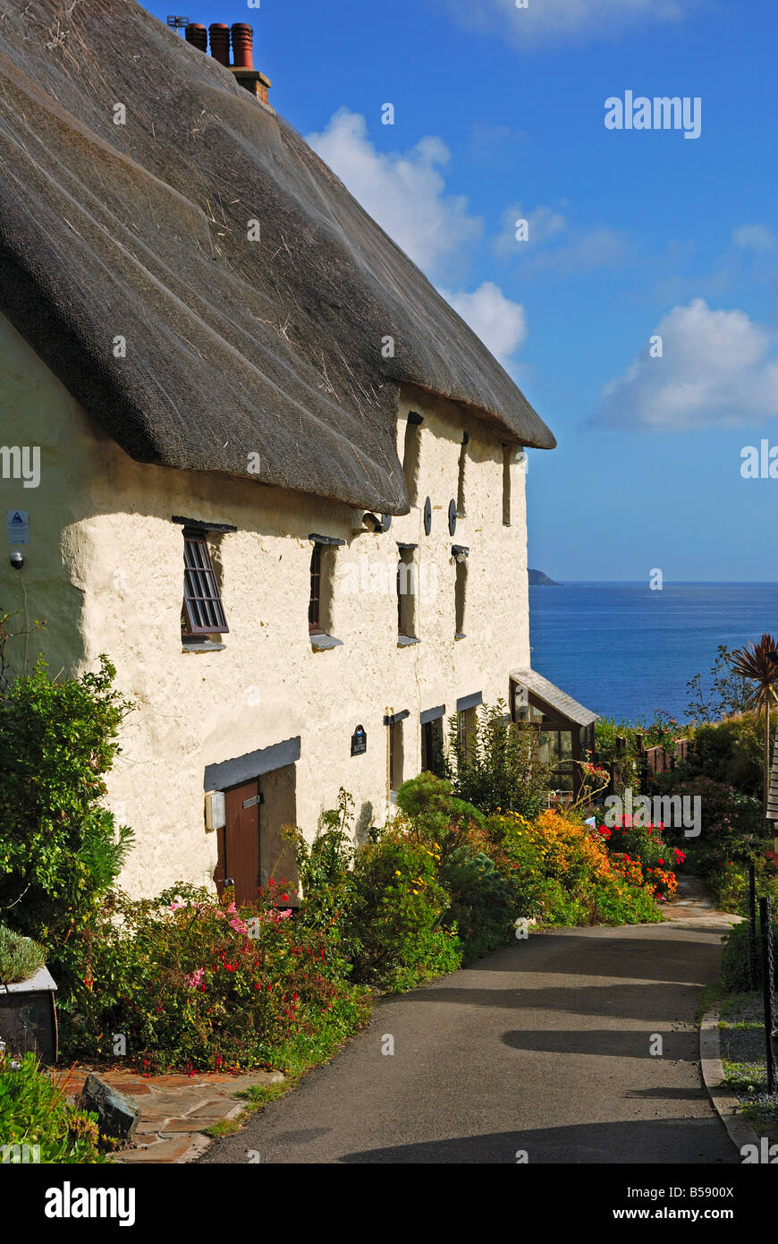 ein Reetdachhaus in der Kirche Bucht in der Nähe von Lizard in Cornwall, England, uk Stockfoto
