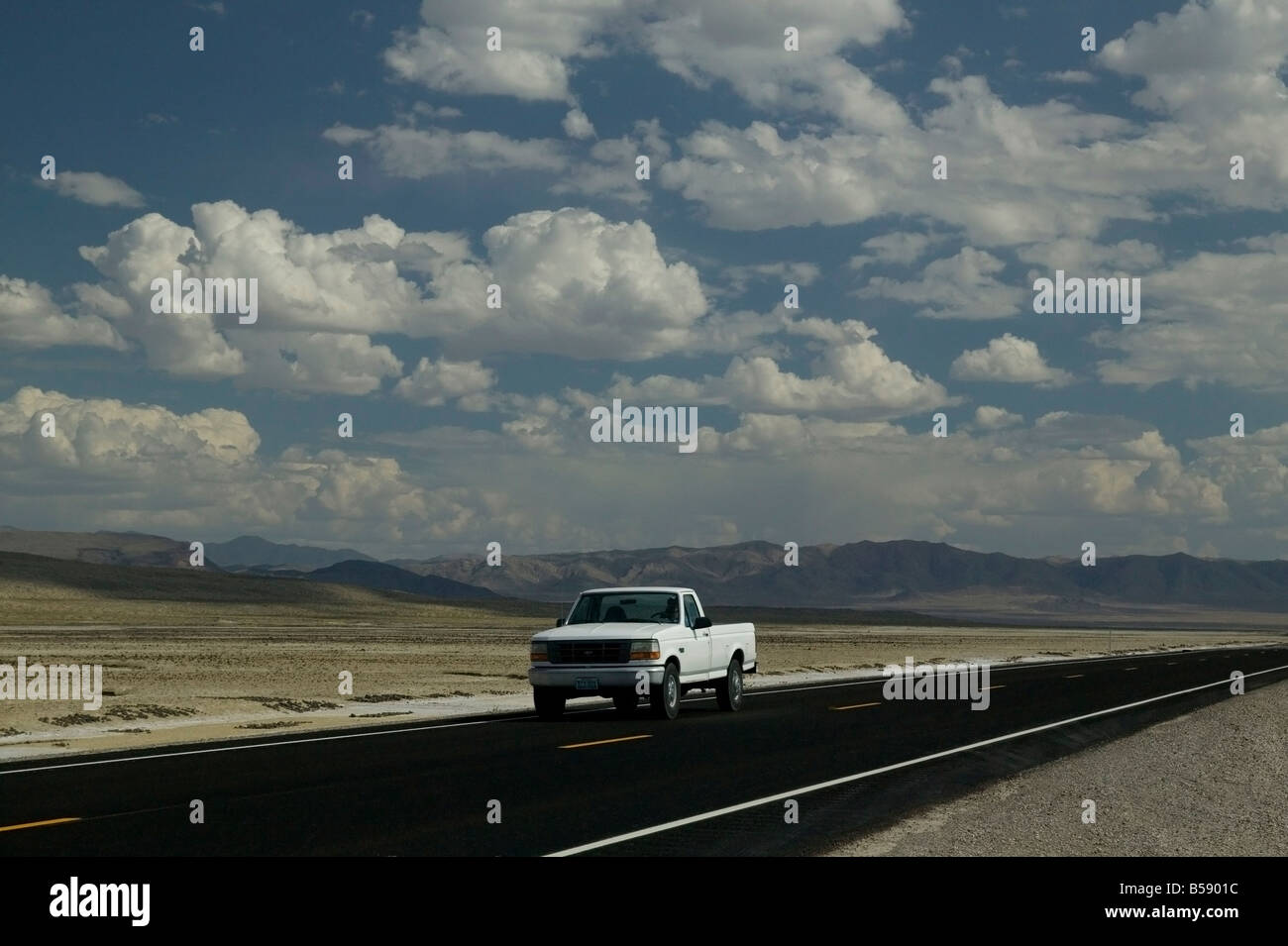 LKW auf Autobahn 50 Wüste von Nevada USA abholen Stockfoto