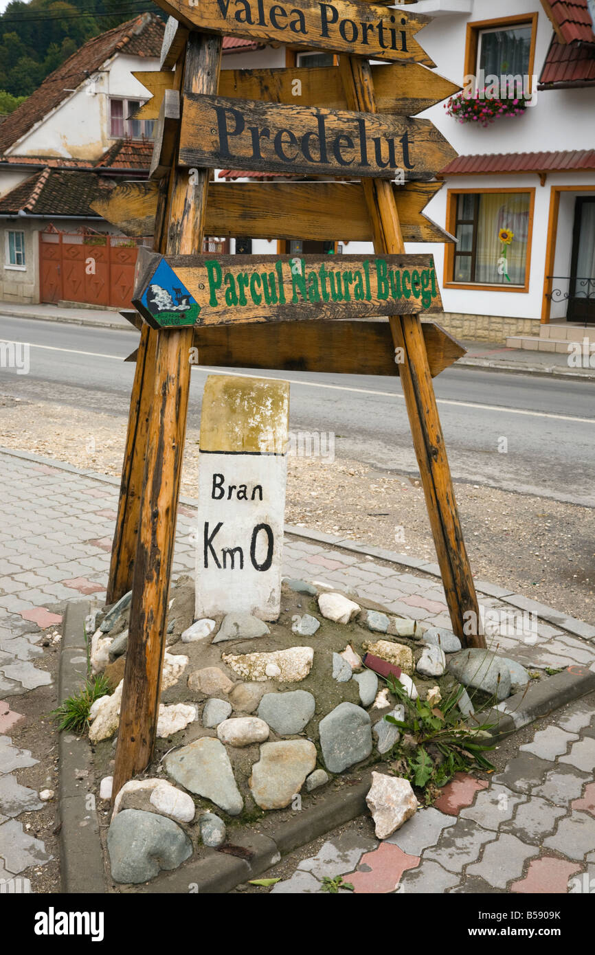 Bran Siebenbürgen Rumänien Europa alte Abstand Straßenschild mit Kilometer zum Dorfzentrum Stockfoto